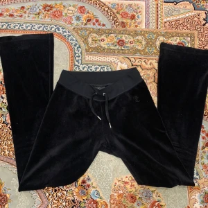 Juicy byxor - Ett par jätte fina juicy byxor(äkta) Fick dom e present men de va fel modell så därför säljer jag dom, aldrig använda. orginalpris 1100kr❤️(BYXORNA HAR INGA FICKOR ELLER DIAMANTER)😙