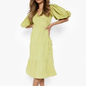 Vit klänning  - Säljer den i VIT, helt oanvänd pga för liten. Skitnsygg som sommarklänning eller studentklänning  (Taggen kvar) 