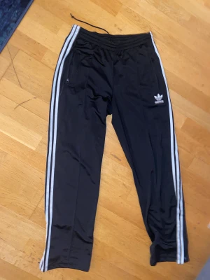 Adidas byxa - Jättefina utsvängda ”kostym” Adidasbyxor som jag bara är använda 2 gånger. Säljer dom för att dom tyvärr är för små. (Nypris 699kr)