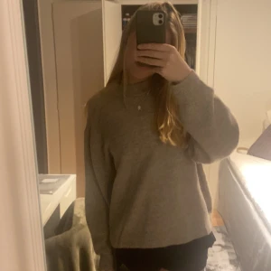 Stickad tröja - Säljer denna oandvända snygga stickade tröjan i nån form av beige färg, nyskick! Så mysig nu till vintern storlek s! Lite oversized 