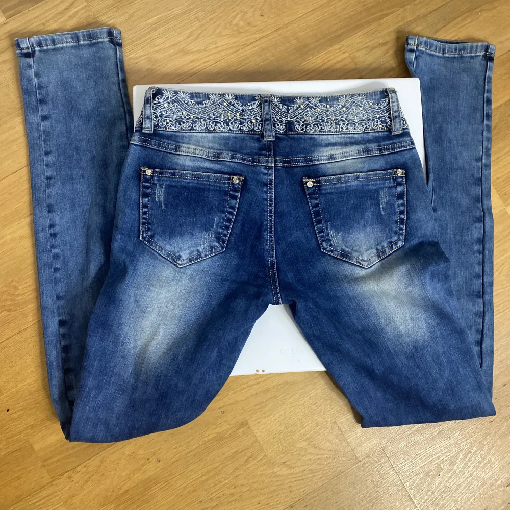 Säljer just nu finns jätte fina byxorna från Mitelle🫶🏼❤️ Ps dragkedja funkar inte❤️. Jeans & Byxor.