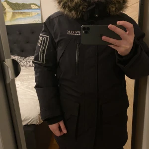 Peak Performance jacka - Säljer härmed en Parka jacka för herr. Storlek S. Använd få ggr, fräsch o känns fortfarande som ny. Värmer extremt bra i kylan. Massa praktiska fickor. Kan säljas billigare vid snabb affär!