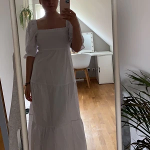 klänning - vit klänning som passar perfekt till sommaren. knytbar i ryggen och bra längd (jag är 170 cm lång). 
