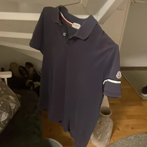Moncler polo tröja  - Säljer min Moncler polo tröja  Storlek m  Har en liten skada  Kan ta emot byten