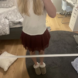 Volangkjol  - Vinröd volangkjol från Bikbok💓