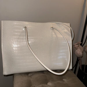 Handväska  - Handväska shoppingbag. Oanvänd 