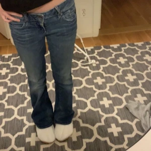 Lågmidjade jeans - Säljer mina Lågmidjade jeans nu, vet inte riktigt vilken storlek men passar mig som är 170-175cm. Säljer för 250kr, pris kan diskutera vid snappt köp, skriv vid intresse 🤗❤️