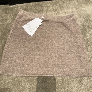 Stickad kjol  - Stickad kjol från zara, köptes i somras men alldrig använd och lappen ör kvar! Storlek m men passar mig som är strl s 