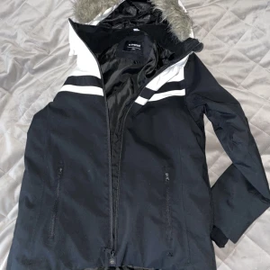 Skidjacka - En svart vit skidjacka från Everest🤩Storlek 164 men passar mig som har S. En fodrad jacka med avtagbar luva👌🏼