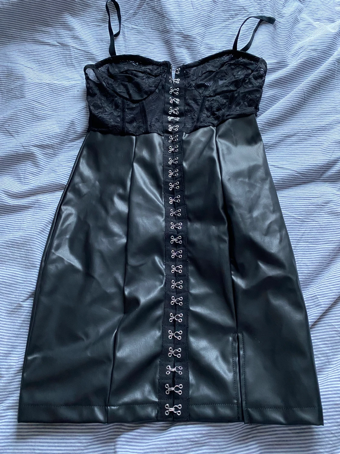 Svart klänning med detaljer 