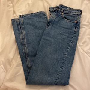 Blå jeans från weekday  - Oanvända jeans från weekday i modellen Voyage i strl 25/32. Säljer för 320kr + frakt (originalpris = 500)🥰