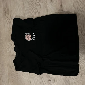 Tshirt - Knappt använd, fint skick