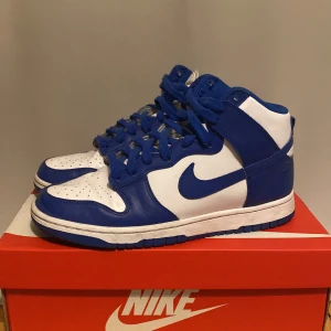 Nike dunk High ”Game Royal” - Köpte skorna från soleplus. Knappt använda så bra skick, 9/10. Box ingår Storlek 43 