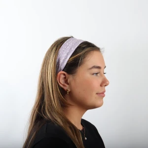 Hårband Lily - Superfint hårband som tidigare varit en tröja. Har resår baktill så passar alla huvudstorlekar😇 