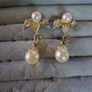 Bling-örhängen🌞 - Hej alla glada ☺️ Här har jag ett par fina örhängen som är guldfärgade, pärlor,och vingar🌞 Pris 10 kr plus frakt 16 kr 🌞 Swish finns 🌞 vid frågor kontakta mig 🌞 Anki 