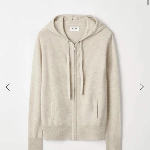 Soft Goat kosta  - Superfin Soft Goat Zip Up Hoodie i färgen sand. Aldrig använd och är alltså i nyskick. Storlek XL men den är väldigt liten i storleken så den passar mig som vanligtvis har storlek M/S.💓