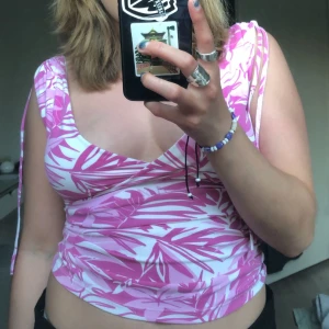 Somrig topp - Somrig topp i baddräktsmaterial