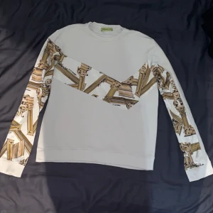 Versace tröja  - Säljer denna Versace tröja då den inte har kommit till användning, tröjan är helt slutsåld  Originalpris:2000kr💕💕😍