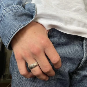 Ring - RIDDARHOLMEN ”RIDDARHOLMEN” Storlek: 18,25 mm Unisex (passar herr bättre)  Fraktar för 29 kr alternativt möts upp vid Östra Reals Gymnasium 🤍