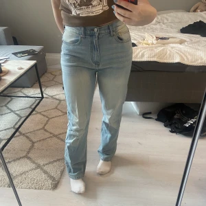 Ljusblå jeans - Högmidjande jeans beställda från Asos. Märket är ”don’t think twice”. Ganska stora i storleken