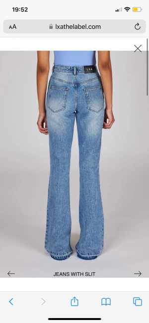 LXA - Jeans med slits från LXA, aldrig använda och prislapp kvar, kan fixa fler bilder om det behövs.  Är 169 och va alldeles för långa därför jag ej kan använda dem tyvärr.