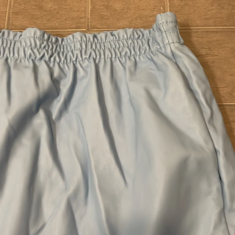 Denna unika kjol är köpt utomlands och i baddräktsmaterial. Otroligt skön  och högmidjad💙💙💙. Kjolar.