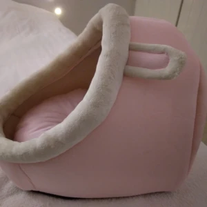 NY & OANVÄND söt, mjuk rosa kattsäng / kattbädd / kattkoja - HELT NY & OANVÄND rosa mjuk kattsäng / kattbädd / kattkoja / hundbädd med boll och tjock, mjuk madrass/dyna inuti och gulliga öron ovanpå, samt svart botten/undersida. Lätt och ihopvikbar men stabil och säckar inte ihop, väldigt praktisk att ta med. 