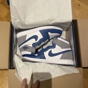 Jordan 1 true blue - Jordan 1 true blue är en ny modell av jordan i hög kvallité läder