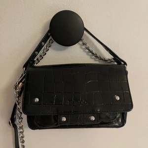 Nunoo väska - Superfin väska i i bra skick, köpt för 1099kr✨