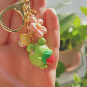 Handgjord nyckelring - Froggy nyckelring med blomma och svamp. Handjord i polymerlera. 