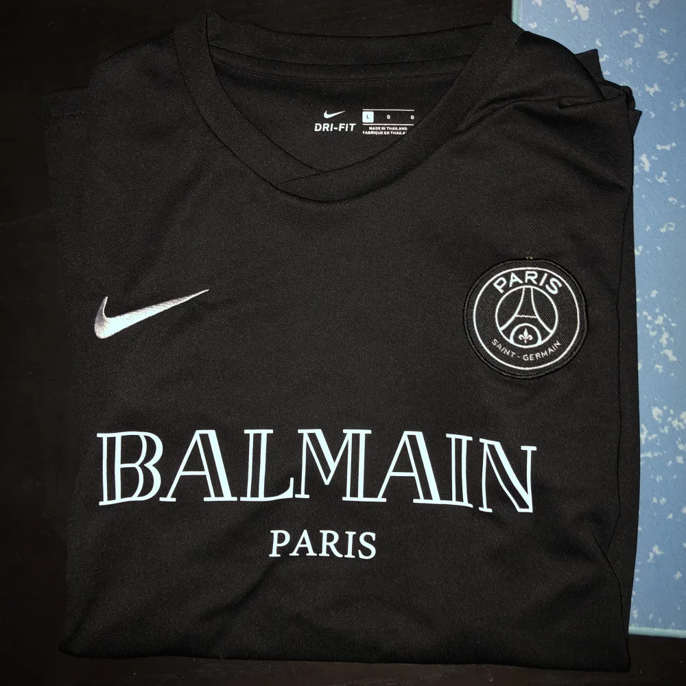 Balmain x PSG jersey i storlek L, bytes mot storlek M eller säljes för 599kr. Endast testad. Priset kan diskuteras. ✅ . T-shirts.