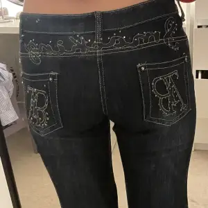 Väldigt snygga jeans med skit snygga detaljer. Köpta secondhand och nästan oanvända 