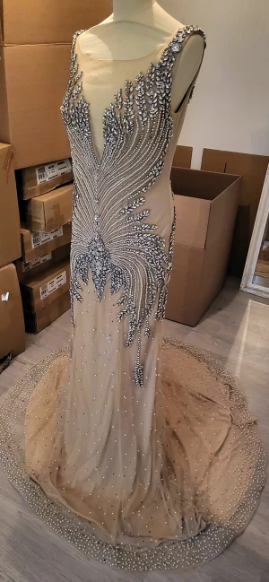 Klänning  - Ny klänning en riktigt fin som glittrar massor en whow klänning. Usa storlek