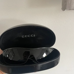 Äkta Gucci solglasögon  - Säljer ett par äkta Gucci glasögon i mycket bra skick med fodral. 