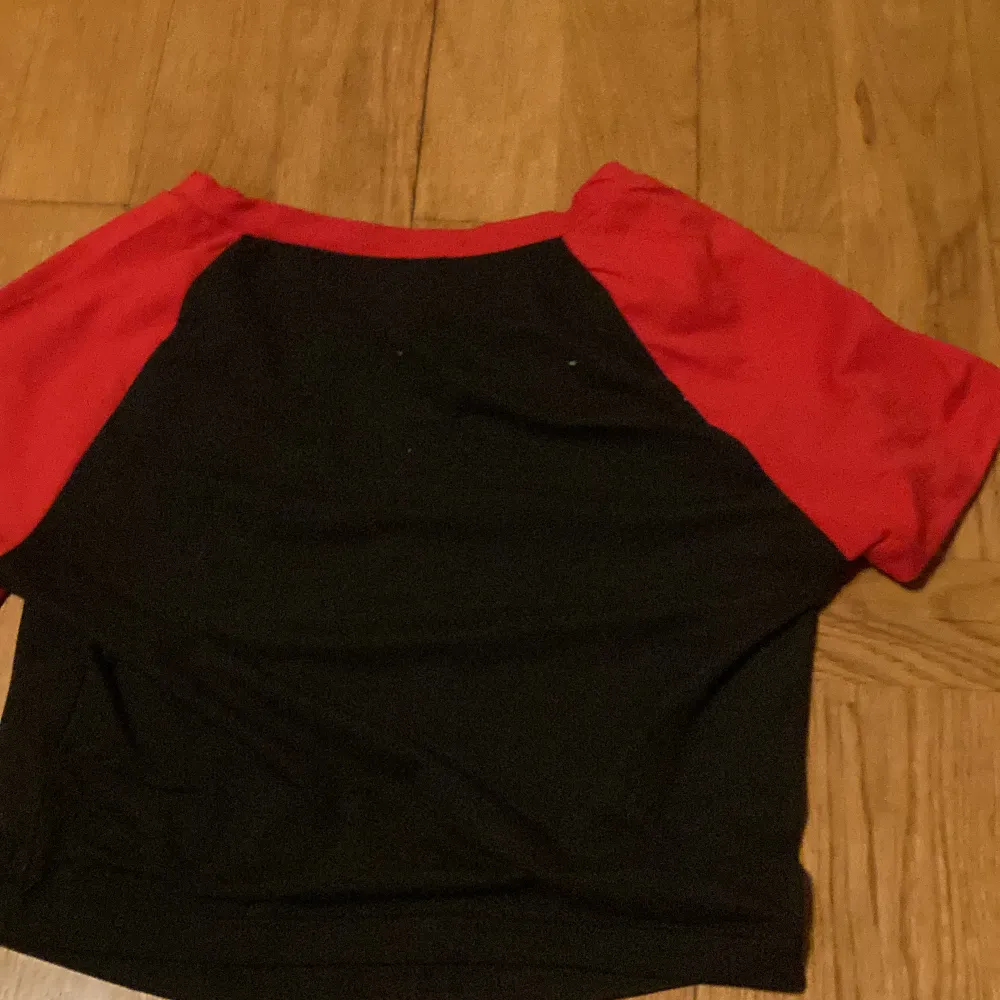 I ❤️ me tröja från SHEIN storlek S/XS stretchig och skönt material. T-shirts.