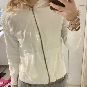 Hoodie med dragkedja  - Vit hoodie med dragkedja från Lager 157. Barnstorlek 160 men passar en Xs☁️