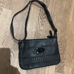 Väska  - Svart väska, OBS sönder men går att laga, mycket plats och fickor