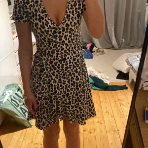 Klänning  - Klänning från hm aldrig använd. Omlott så man kan knyta hur man vill beroende på sin storlek 