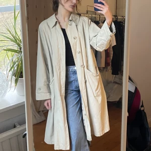 Beige tunnare kappa - Vintage beige kappa i väldigt bra skick! Använd fåtal gånger.