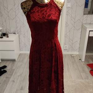 En röd klänning med släp. Använd typ två tre gånger väldigt väldigt bra skick. Köparen står för frakten