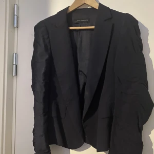 Kavaj Zara  - Säljer min svarta kavaj från Zara, den är sparsamt använd💕💕 Storlek L men passar perfekt på mig som har xs s i allt🤩 + frakt 📦🚚