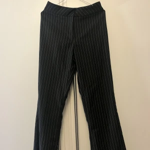 Randiga kostymbyxor - Använda 1 gång, storlek M men skulle säga mer som en S. Svarta med vita ränder