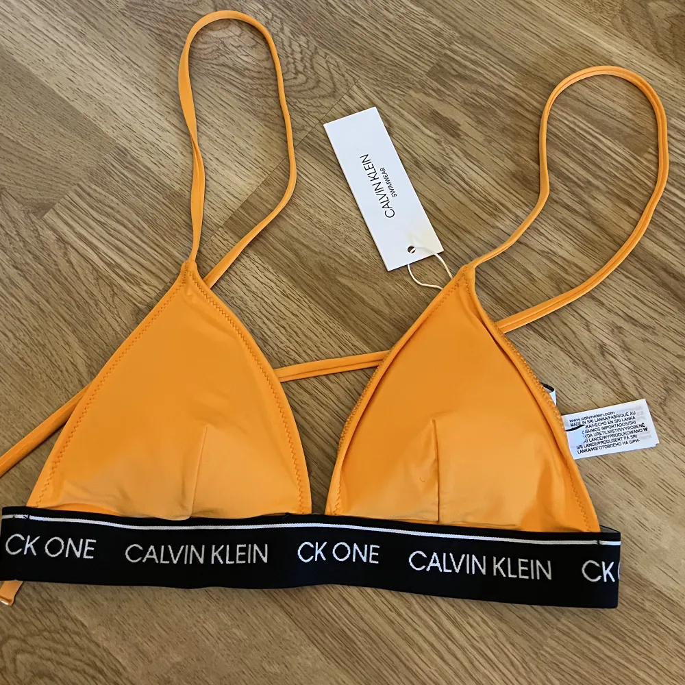 Båda är helt oanvända!! Bikini toppen är i storlek XS och kostar 90kr Och Badräkten är i storlek S och ligger på 150kr ♡. Muu.