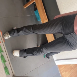 Byxor - Super snygga byxor ifrån ASOS i storlek 36 med slits nertill!💓 Jag är ca 177cm lång och dessa är perfekta i längden, skulle även säga att de passar någon som är upp mot 180cm! De är uppsydda just nu men väldigt enkelt att sprätta upp den sömmen💓 Säljer då de inte kommer till användning💓