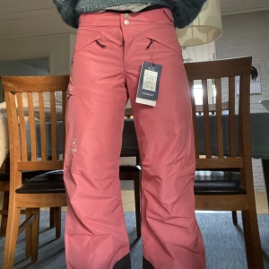 rosa skidbyxor  - tunt fodrade rosa skidbyxor från haglöfs! helt oanvända med lappen kvar, nypris 2500 💗🎀