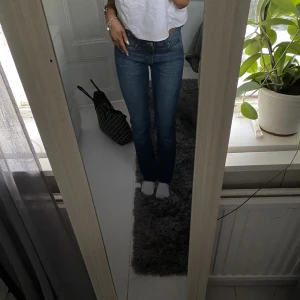 Acne jeans  - Så snygga jeans från Acne. Fint skick förutom en hälla som gått av på ena sidan, men går att sy fast eller klippa av. Lågmidjade och raka/lite flared.🤍 450 + frakt 👍🏼📦
