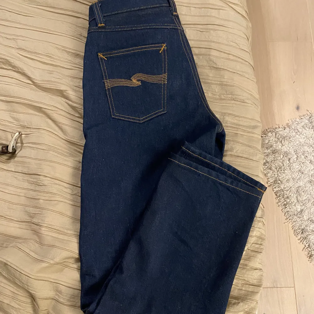 Nudie jeans i modell Rad rufus, färg 70’s dry blue, snygg passform. Använd 1 gång. Nypris: 1195. (Sista bilden visar färgen bäst) Strolek: 27/30. Jeans & Byxor.