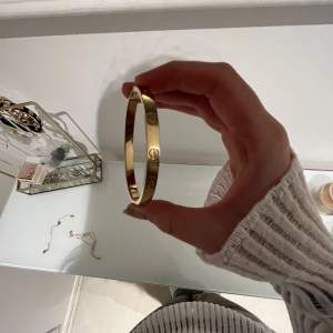 Cartier armband köpt secondhand, kan inte garantera att det är 100% äkta men det är iallafall äkta guld 