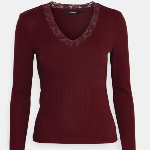 Vinröd spetströja  - Vinröd spetströja i storlek S. Använd få gånger, väldigt bra skick!