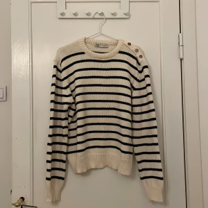 Randig stickad tröja från Zara - Mörkblå/vit randig stickad tröja med guldknappar från märket Zara.  Storlek: M (passar S) Knappt använd